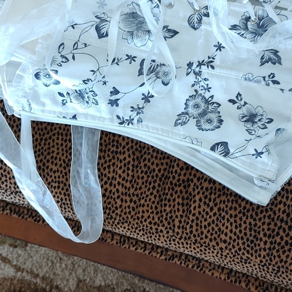 Corset - Picture 4 of 8
